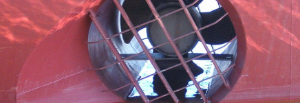 Schip van 13 duizend ton vaart in Rotterdam voor stabiliteitstest