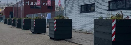 Oude kunstgrasvelden worden nieuwe brug en bankjes